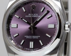 Rolex Oyster Perpetual Red Grape Dial 36mm - 3800€ Référence : 116000 État : Neuf Dimension : 36mm Année : 31 Mai 2016 Mouvement : Automatique Boitier : Acier Bracelet : Acier Cadran : Violet (Red Grape) Contenu livré : Boîte et Papiers d'origine Étanchéité : 10 ATM Garantie : Garantie ROLEX 5 ans - Prix boutique : 5200€