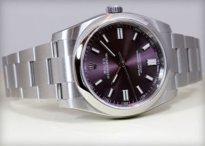 Rolex Oyster Perpetual Red Grape Dial 36mm - 3800€ Référence : 116000 État : Neuf Dimension : 36mm Année : 31 Mai 2016 Mouvement : Automatique Boitier : Acier Bracelet : Acier Cadran : Violet (Red Grape) Contenu livré : Boîte et Papiers d'origine Étanchéité : 10 ATM Garantie : Garantie ROLEX 5 ans - Prix boutique : 5200€