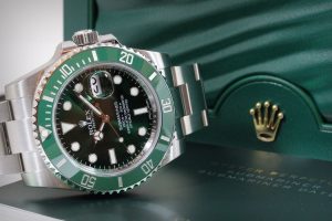 Rolex Submariner Date Hulk - Prix sur demande Référence : 116610LV État : Neuve Dimension : 40mm Année : 2016 Mouvement : Automatique Boitier : Acier Bracelet : Acier Cadran : Vert Contenu livré : Boîte et Papiers d'origine Étanchéité : 30 ATM Garantie : Garantie ROLEX 5 ans Spécificités: - Date, Lunette Tournante