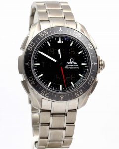 Omega Speedmaster Skywalker X-33 - 3650€ Référence : 318.90.45.79.01.001 État : Neuve Dimension : 45mm Année : Août 2016 Mouvement : Quartz Boitier : Titane Bracelet : Titane Cadran : Noir Contenu livré : Boîte et Papiers d'origine Étanchéité : 3 ATM Garantie : Garantie et Révisée Spécificités: - Garantie OMEGA 24 mois - Calendrier Perpétuel, Réveil, GMT, Chronographe